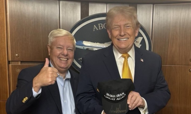 Тръмп се появи с шапка с надпис "Make Iran Great Again"